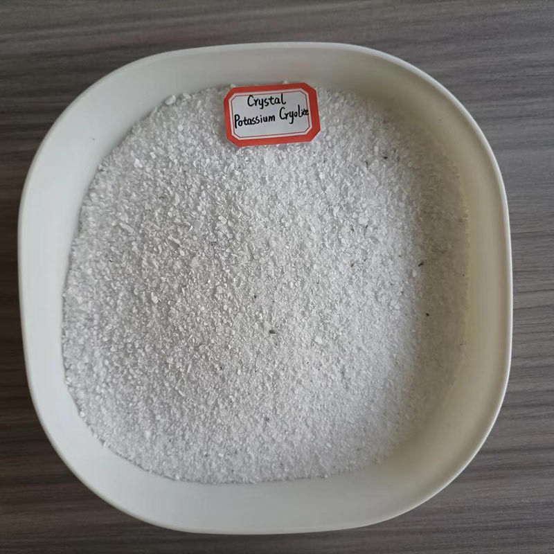 পটাশিয়াম ক্রায়োলাইট জলে অদ্রবণীয় সাদা পাউডার যা ওয়েল্ডিং, সোল্ডারিং এবং অ্যালুমিনিয়াম উৎপাদন প্রক্রিয়ায় ফ্লাক্স হিসাবে ব্যবহৃত হয়