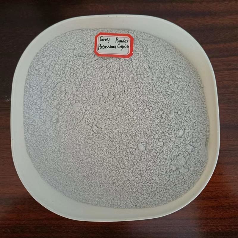 পটাশিয়াম ক্রায়োলাইট জলে অদ্রবণীয় সাদা পাউডার যা ওয়েল্ডিং, সোল্ডারিং এবং অ্যালুমিনিয়াম উৎপাদন প্রক্রিয়ায় ফ্লাক্স হিসাবে ব্যবহৃত হয়